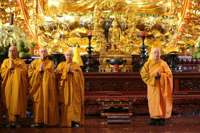 Hoà thượng Thích Lệ Trang cùng các hòa thượng trang trọng cử hành các nghi thức lễ Phật Hoà thượng Thích Lệ Trang cùng các hòa thượng trang trọng cử hành các nghi thức lễ Phật