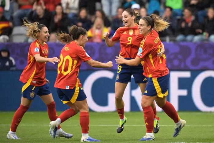 Thủ quân Alexia Putellas (11) mở tỉ số cho Tây Ban Nha