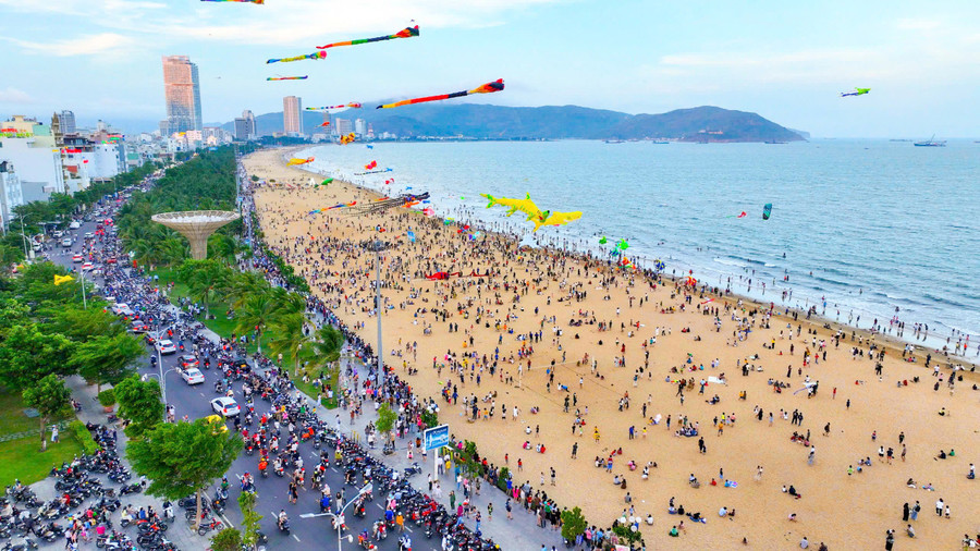 Phát triển du lịch thực sự trở thành ngành kinh tế mũi nhọn, là 1 trong 5 trụ cột phát triển của tỉnh Gia Lai. Trong ảnh: Khách du lịch đến Quy Nhơn trong dịp nghỉ lễ 30.4 và 1.5. Ảnh: N.DŨNG 64.jpg