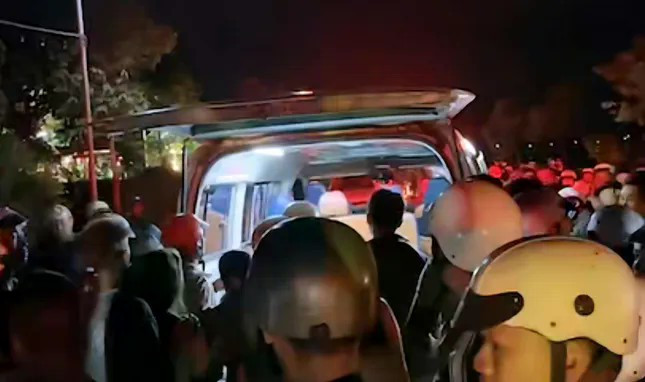 Người dân hỗ trợ lực lượng chức năng tìm kiếm hai cháu nhỏ đuối nước. 2daklak.jpg