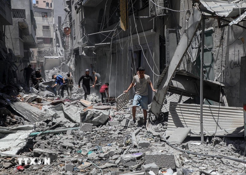 Cảnh đổ nát tại thành phố Gaza sau các cuộc không kích của Israel. Ảnh: THX/TTXVN qte.jpg