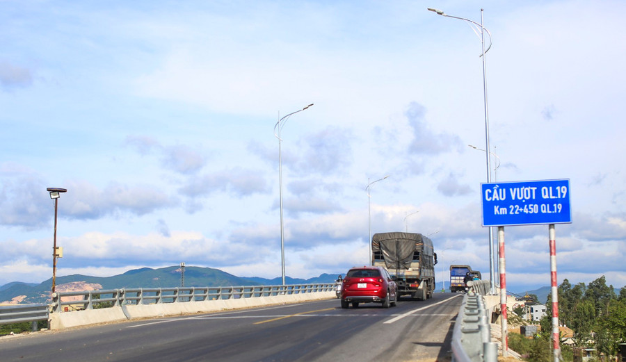 Quốc lộ 19 không chỉ là con đường giàu dấu ấn lịch sử, mà còn là “xương sống” giao thông - kinh tế - an ninh của vùng Tây Nguyên và duyên hải miền Trung. Thời gian qua, việc nâng cấp tuyến huyết mạch này được triển khai đầu tư. Điều này không chỉ góp phần cải thiện hiện trạng, giảm bớt nguy cơ tai nạn, mà còn mở ra tương lai phát triển quy mô, hiện đại khi cao tốc Quy Nhơn – Pleiku dần được hình thành. Quốc lộ 19 không chỉ là con đường giàu dấu ấn lịch sử, mà còn là “xương sống” giao thông - kinh tế - an ninh của vùng Tây Nguyên và duyên hải miền Trung. Thời gian qua, việc nâng cấp tuyến huyết mạch này được triển khai đầu tư. Điều này không chỉ góp phần cải thiện hiện trạng, giảm bớt nguy cơ tai nạn, mà còn mở ra tương lai phát triển quy mô, hiện đại khi cao tốc Quy Nhơn – Pleiku dần được hình thành.