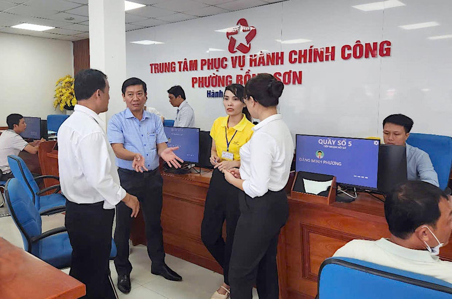 Phó Giám đốc BHXH khu vực XXIII Đặng Văn Lý (thứ hai từ trái sang) kiểm tra, khảo sát thực tế hoạt động của các Trung tâm Phục vụ hành chính công phường Bồng Sơn ngày 1-7. Ảnh: ĐVCC 7-1-lay.jpg