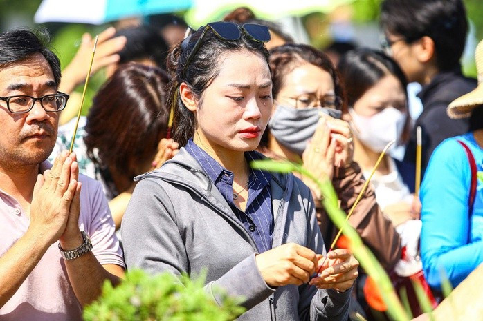 Chị Phạm Thị Khánh Huyền (phường Từ Liêm) không giấu được sự xúc động, nghẹn ngào tưởng nhớ tới cố Tổng Bí thư Nguyễn Phú Trọng