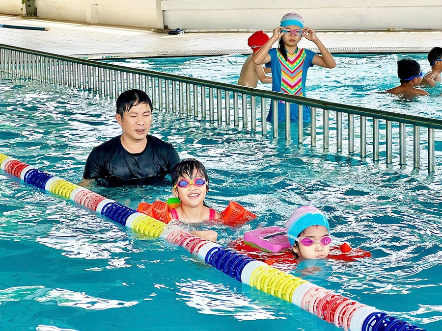 Lớp dạy bơi miễn phí cho trẻ em có hoàn cảnh khó khăn diễn ra tại Trung tâm Hoạt động thanh thiếu nhi tỉnh Gia Lai. Ảnh: D.L laytr6-63.jpg