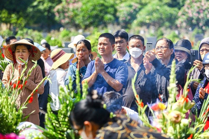 Càng về trưa, thời tiết càng nóng bức nhưng vẫn không ngăn được dòng người từ khắp nơi tìm về nghĩa trang Mai Dịch, dâng hương tưởng nhớ cố Tổng Bí thư Nguyễn Phú Trọng.