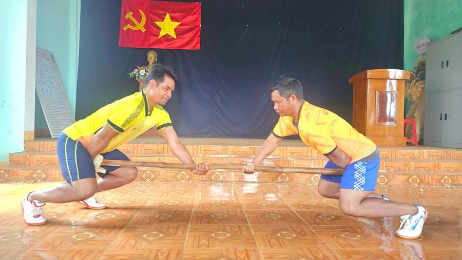 Anh Mưch (bìa phải) tập luyện môn đẩy gậy. Ảnh: R’Ô HOK 1a-8028.jpg