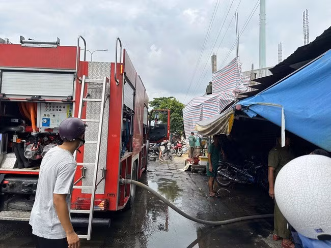 Nhiều xe chữa cháy được điều động.