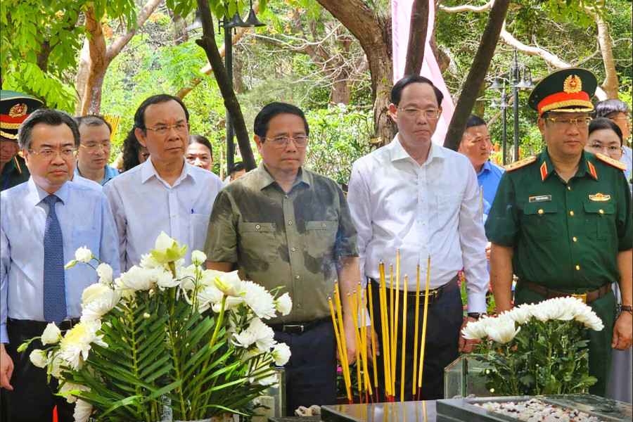 Thủ tướng Phạm Minh Chính và lãnh đạo TP.HCM viếng mộ anh hùng liệt sĩ Võ Thị Sáu tại nghĩa trang Hàng Dương, Côn Đảo ngày 3.5.2025. ẢNH: NGUYỄN LONG 2bx.jpg