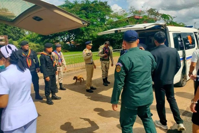 Các sĩ quan Thái Lan mở đường cho một bệnh nhân Campuchia vượt qua biên giới đến Bệnh viện Ruamphaet ở tỉnh Surin (Thái Lan) vào ngày 30/6. (Ảnh: Bangkok Post) Các sĩ quan Thái Lan mở đường cho một bệnh nhân Campuchia vượt qua biên giới đến Bệnh viện Ruamphaet ở tỉnh Surin (Thái Lan) vào ngày 30/6. (Ảnh: Bangkok Post)