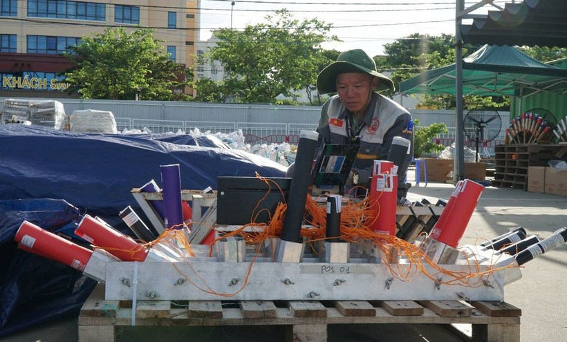 Thành viên đội pháo hoa Z121 Vina Pyrotech (Việt Nam) lắp đặt dàn pháo hoa. (Ảnh: Quốc Dũng/TTXVN) le-hoi-phao-hoa-quoc-te-da-nang.jpg
