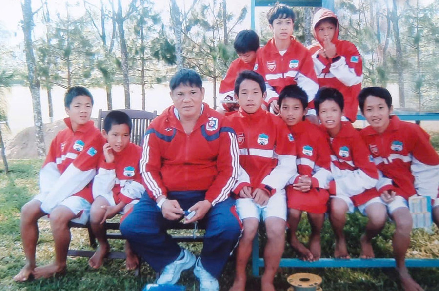 HLV Dương Ngọc Hùng chụp ảnh kỷ niệm với lứa cầu thủ đầu tiên của Học viện HAGL - Arsenal JMG, trong quãng thời gian ông đảm nhiệm công tác huấn luyện tại CLB HAGL (ảnh nhân vật cung cấp). 2them.jpg
