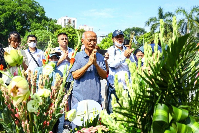 Nhiều gia đình cùng đi thắp hương tưởng nhớ cố Tổng Bí thư Nguyễn Phú Trọng