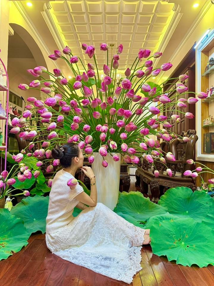 Ngoài cầu thang, chị cũng cắm những bình hoa cực lớn đặt trong nhà. ẢNH: NVCC Ngoài cầu thang, chị cũng cắm những bình hoa cực lớn đặt trong nhà. ẢNH: NVCC
