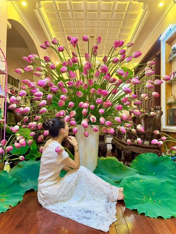 Ngoài cầu thang, chị cũng cắm những bình hoa cực lớn đặt trong nhà. ẢNH: NVCC