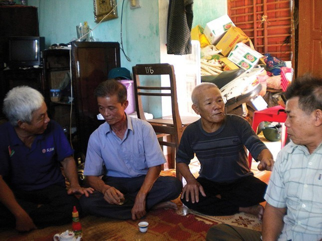 Ông Nguyễn Văn Biểu - ngoài cùng bên trái - và những chứng nhân một thời. Ảnh: PXD Ông Nguyễn Văn Biểu - ngoài cùng bên trái - và những chứng nhân một thời. Ảnh: PXD
