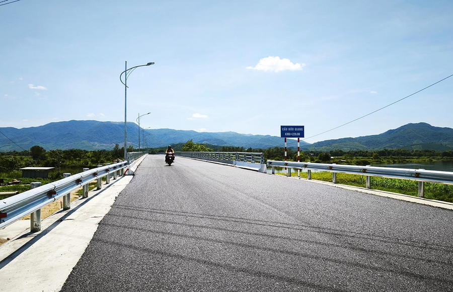 Cầu Hữu Giang đã hoàn thành, khang trang, đem đến nhiều niềm vui cho người dân. Ảnh: Đinh Ngọc 1bg.jpg