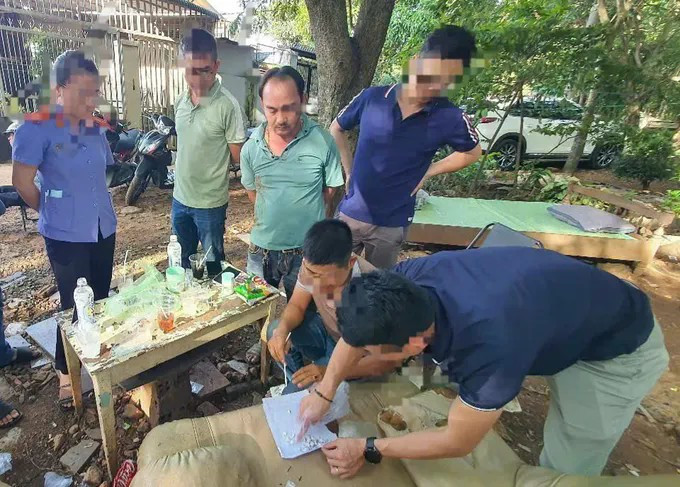 Cơ quan công an kiểm tra hiện trường và phát hiện hàng trăm gói heroin và ma tuý đá. 2a.jpg