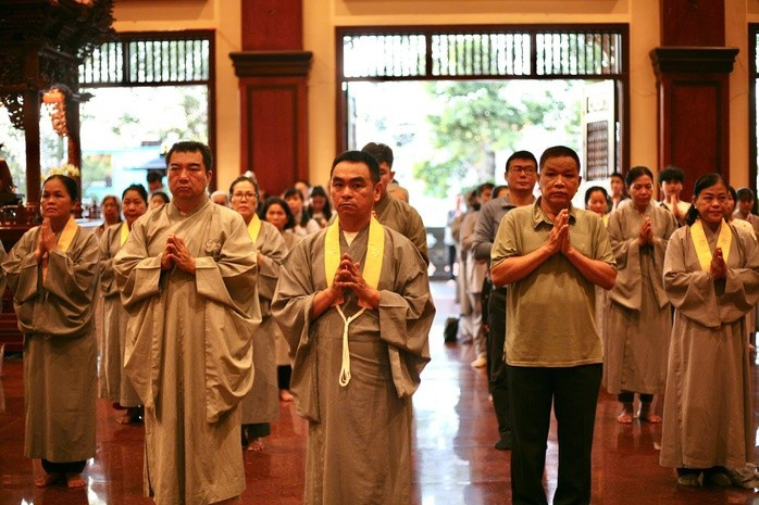 Rất đông tăng ni, Phật tử đã đến, chấp tay thành kính cầu bình an, dõi theo nghi lễ tổ chức tại Việt Nam Quốc Tự Rất đông tăng ni, Phật tử đã đến, chấp tay thành kính cầu bình an, dõi theo nghi lễ tổ chức tại Việt Nam Quốc Tự