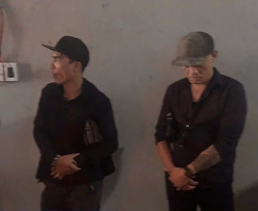 Công an tỉnh Phú Thọ đang tạm giữ 2 đối tượng có hành vi sử dụng súng quân dụng. Ảnh: CÔNG AN PHÚ THỌ