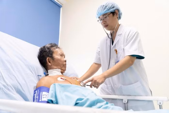 Ông D. được cứu sống sau khi bị đàn ong vò vẽ đốt