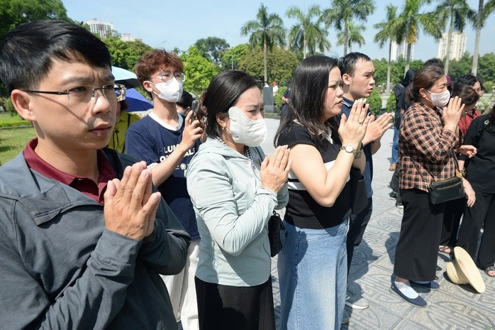 Nhiều người thành kích dâng hương tưởng nhớ cố Tổng Bí thư Nguyễn Phú Trọng