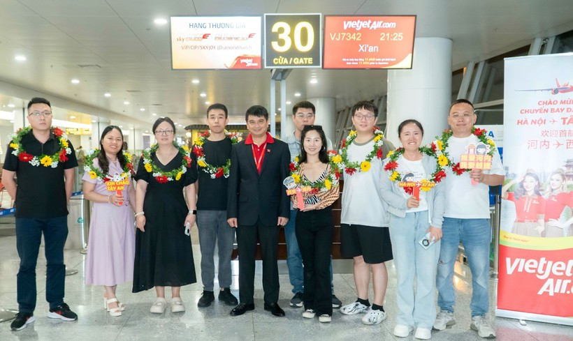 Những hành khách trên đường bay mới kết nối Hà Nội và Tây An (Trung Quốc) của Vietjet. (Ảnh: PV/Vietnam+) duong-baydd.jpg
