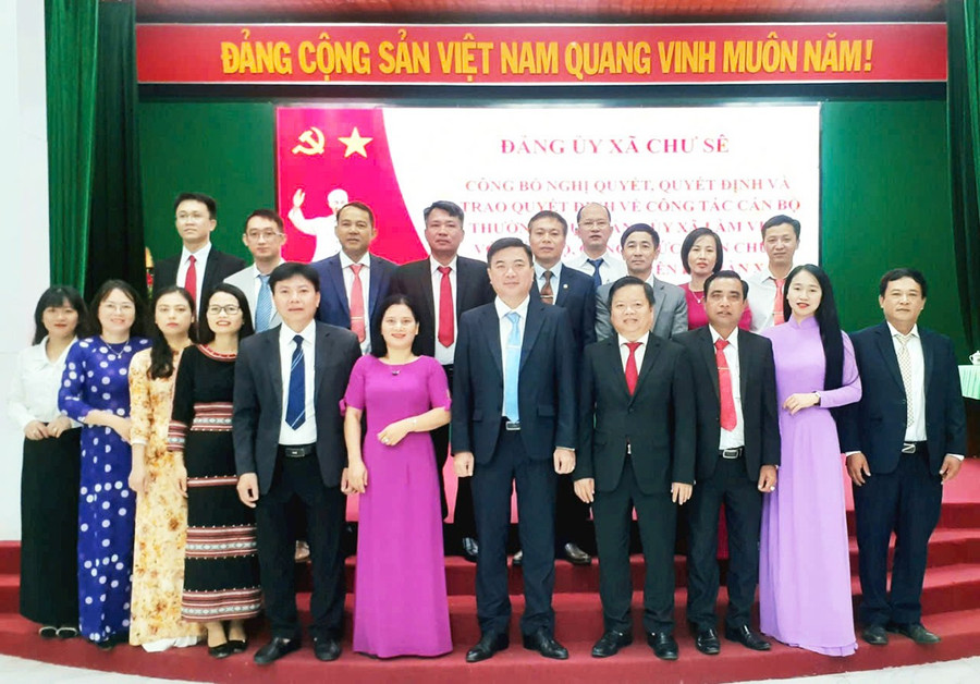 Ra mắt Ban Chấp hành Đảng bộ xã Chư Sê. Ảnh: Đức Hải 2-tra-mat-ban-chap-hanh-dang-bo-xa-chu-se-anh-dh.jpg