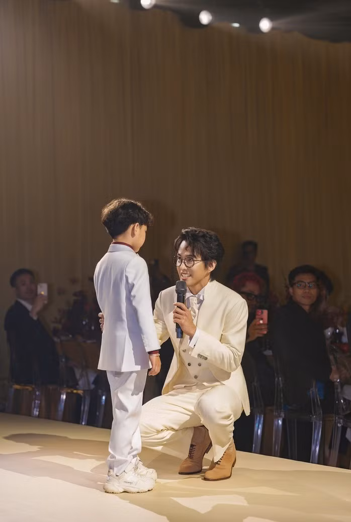 Con trai chúc phúc cho mẹ Diệp Lê