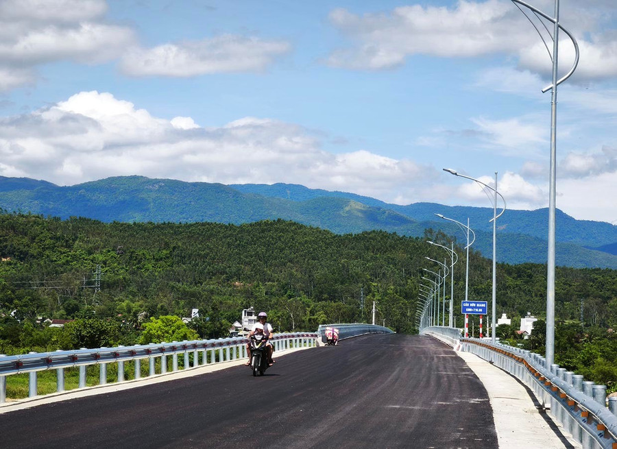 Cầu Hữu Giang. Ảnh: Đinh Ngọc 2them.jpg