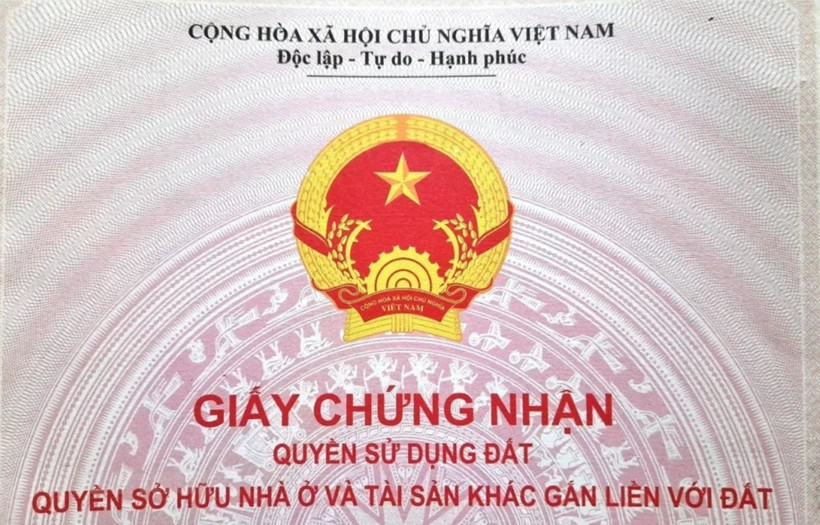 Chủ tịch ủy ban nhân dân cấp xã, phường trực tiếp ký cấp sổ đỏ. Ảnh minh họa. Nguồn: Vietnam+ 1-chu-tich.jpg