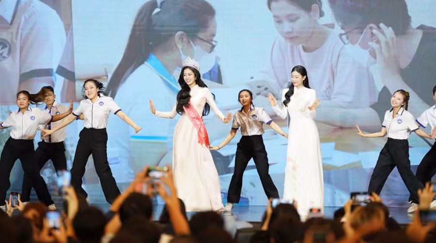 Hoa hậu Hà Trúc Linh và người đẹp Trần Thị Huyền Cơ khoe vũ đạo uyển chuyển trong ca khúc truyền thống của trường.