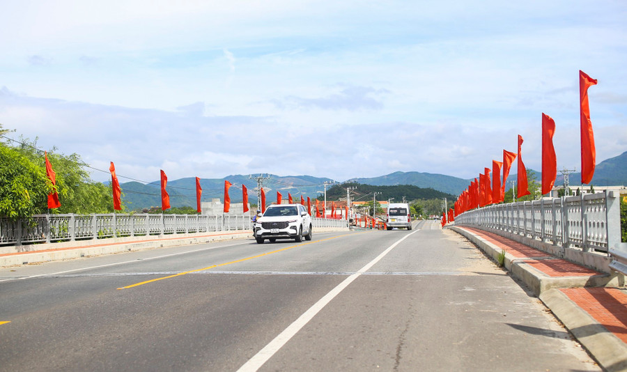 Sau quyết định hợp nhất hai tỉnh Bình Định và Gia Lai, tỉnh Gia Lai (mới) có diện tích tự nhiên lớn thứ hai cả nước. Sự hội tụ giữa thế mạnh phát triển kinh tế biển, công nghiệp, dịch vụ, du lịch của Bình Định với lợi thế nông - lâm nghiệp, tài nguyên sinh thái và văn hóa đặc sắc của Tây Nguyên đã và đang mở ra những tiềm năng to lớn và cơ hội phát triển toàn diện, bền vững, hài hòa giữa các vùng miền. Sau quyết định hợp nhất hai tỉnh Bình Định và Gia Lai, tỉnh Gia Lai (mới) có diện tích tự nhiên lớn thứ hai cả nước. Sự hội tụ giữa thế mạnh phát triển kinh tế biển, công nghiệp, dịch vụ, du lịch của Bình Định với lợi thế nông - lâm nghiệp, tài nguyên sinh thái và văn hóa đặc sắc của Tây Nguyên đã và đang mở ra những tiềm năng to lớn và cơ hội phát triển toàn diện, bền vững, hài hòa giữa các vùng miền.