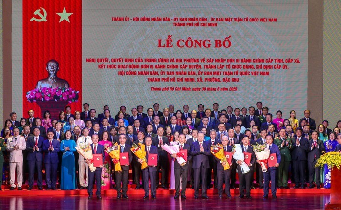 Lễ công bố không đơn thuần là sự kiện hành chính mà là sự lựa chọn của ý chí, khát vọng đổi mới... Lễ công bố không đơn thuần là sự kiện hành chính mà là sự lựa chọn của ý chí, khát vọng đổi mới...
