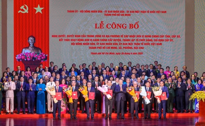 Lễ công bố không đơn thuần là sự kiện hành chính mà là sự lựa chọn của ý chí, khát vọng đổi mới...