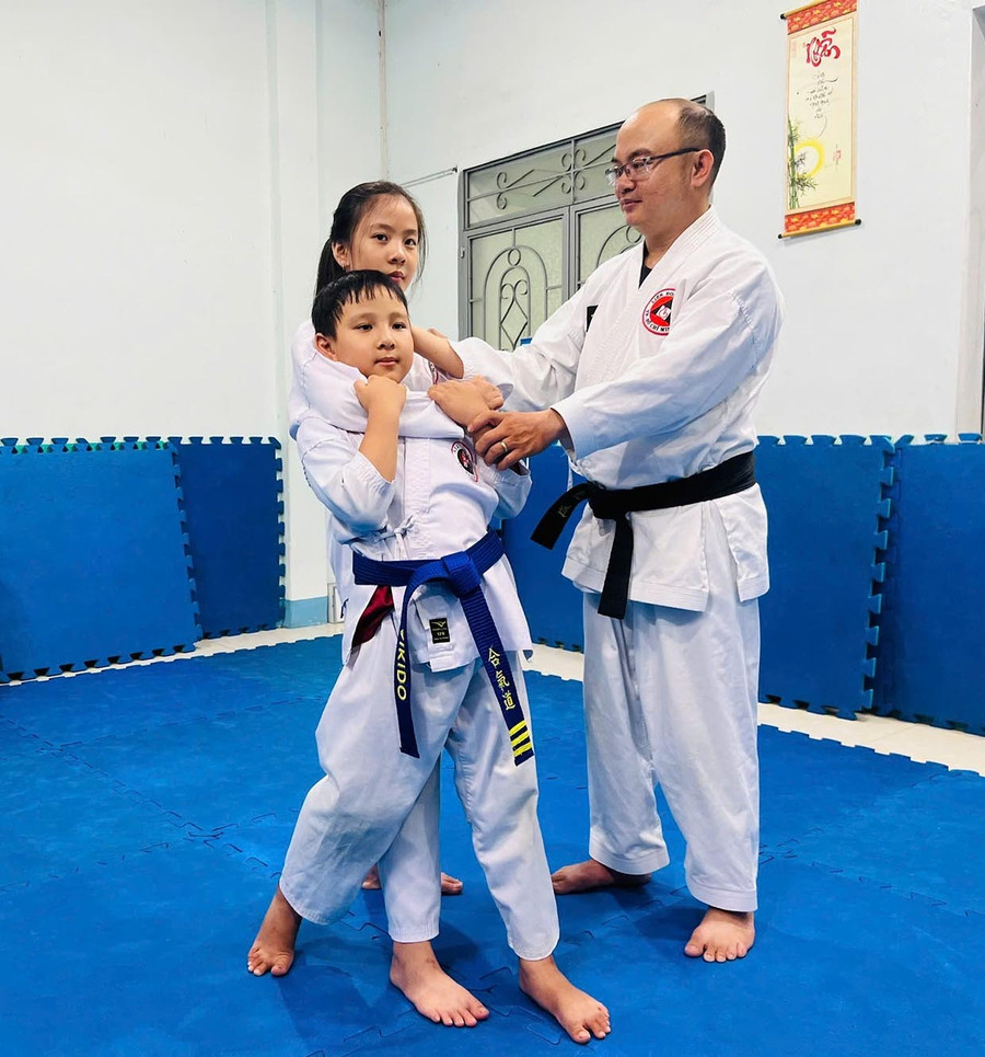 Thiếu nhi được học kỹ năng tự vệ từ lớp võ Aikido. Ảnh: Phan Lài lay3kynang.jpg