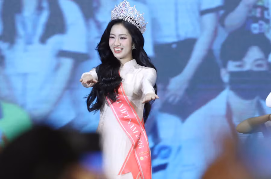 Chiều 7/7, không khí tại Trường Đại học Tài chính - Marketing (TPHCM) trở nên sôi động hơn bao giờ hết Top 3 Hoa hậu Việt Nam 2024 tham gia buổi giao lưu đặc biệt cùng hàng nghìn sinh viên.