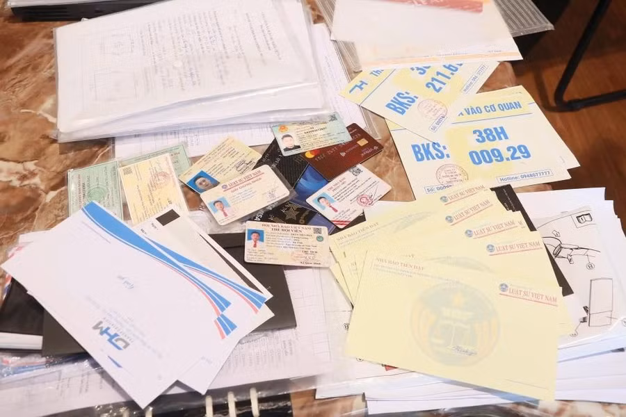 Thu giữ một số tài liệu liên quan