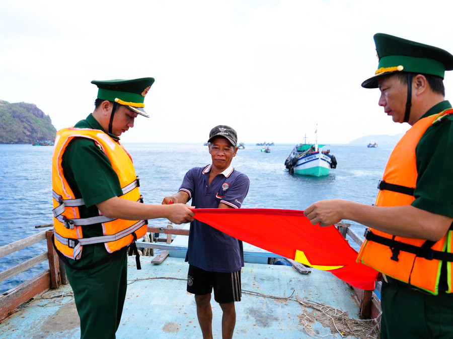 Bộ đội biên phòng Côn Đảo vận động ngư dân. ẢNH: ĐỘC LẬP Bộ đội biên phòng Côn Đảo vận động ngư dân. ẢNH: ĐỘC LẬP