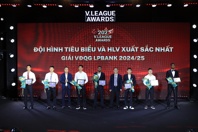 Quang Hải và các cầu thủ được vinh danh trong đội hình tiêu biểu và HLV xuất sắc nhất LPBank V-League Quang Hải và các cầu thủ được vinh danh trong đội hình tiêu biểu và HLV xuất sắc nhất LPBank V-League