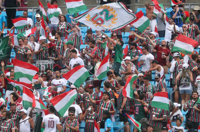 Cổ động viên Fluminense hân hoan trên khán đài Cổ động viên Fluminense hân hoan trên khán đài