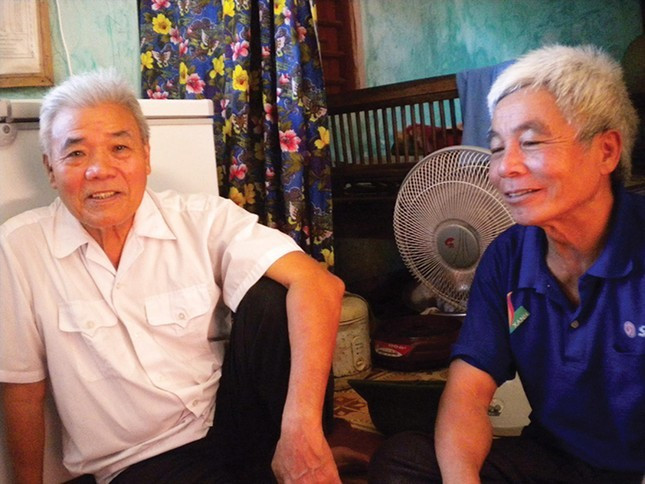 Ông Nguyễn Văn Biểu - bên phải - kể chuyện về chuyến tàu cảm tử ngày ấy. Ảnh: Phạm Xuân Dũng Ông Nguyễn Văn Biểu - bên phải - kể chuyện về chuyến tàu cảm tử ngày ấy. Ảnh: Phạm Xuân Dũng