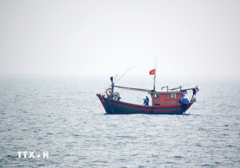 Tàu cá Việt Nam hoạt động trên biển. (Ảnh: TTXVN phát) thoitiet.jpg