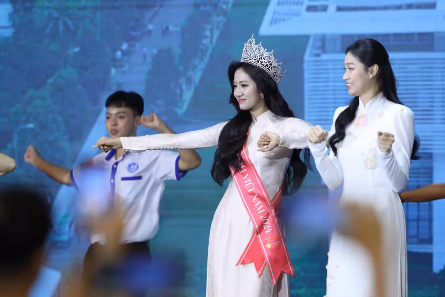 Hà Trúc Linh và Huyền Cơ được sinh viên cổ vũ nhiệt tình.