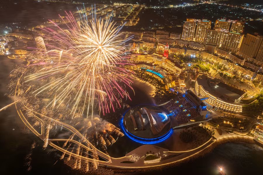 Bắn pháo hoa tại khu nghỉ dưỡng Sun Premier Village Primavera, đặc khu Phú Quốc. ẢNH: NGÔ TRẦN HẢI AN