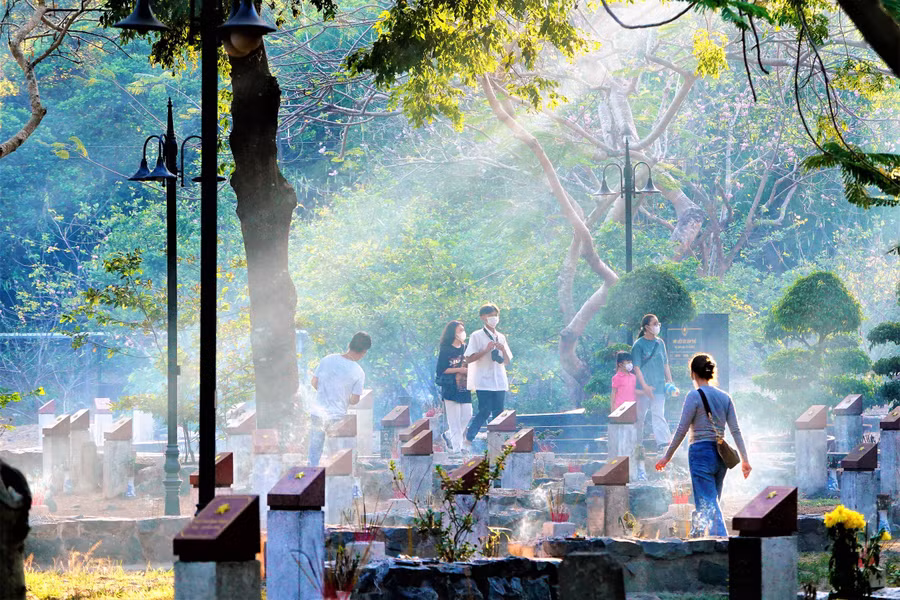 Du khách vào viếng nghĩa trang Hàng Dương. ẢNH: MAI THANH HẢI