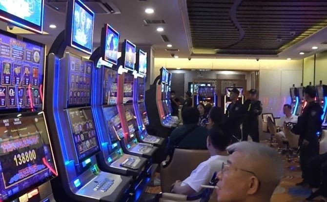 Bên trong sòng bạc ở King Club. (Ảnh: Công an cung cấp) truy-to.jpg