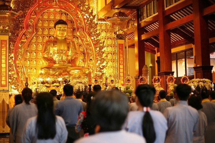 Rất đông tăng ni, Phật tử đã đến, chấp tay thành kính cầu bình an, dõi theo nghi lễ tổ chức tại Việt Nam Quốc Tự Rất đông tăng ni, Phật tử đã đến, chấp tay thành kính cầu bình an, dõi theo nghi lễ tổ chức tại Việt Nam Quốc Tự