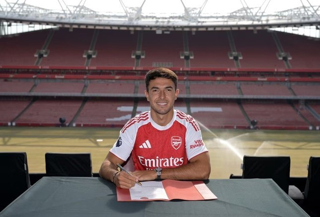 Martin Zubimendi ký hợp đồng với Arsenal tại Emirates Martin Zubimendi ký hợp đồng với Arsenal tại Emirates