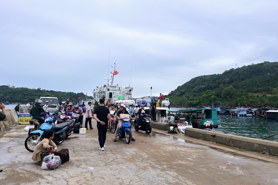 Tàu khách từ đặc khu Phú Quốc cập cảng Bãi Dong. ẢNH: MAI THANH HẢI Tàu khách từ đặc khu Phú Quốc cập cảng Bãi Dong. ẢNH: MAI THANH HẢI